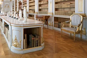 Bibliothek in einem historischen Gebäude, Denkmalschutz. Restaurierter Parkettboden. - Bibliothek in einem historischen Gebäude, Denkmalschutz. Restaurierter Parkettboden.